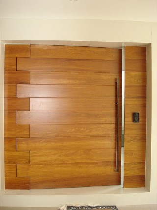 Foto 1 - Portas de madeira